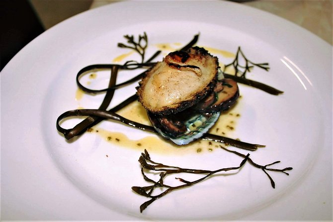 Abalone farm tour and tasting with coastal seaweed walk. Guided. 2 hours - Walking the shore and learning edible seaweed