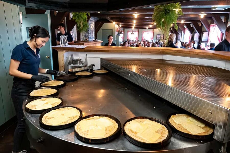 Amsterdam: Experience Zaanse Schans Windmills & Cheese Farm - Watching clogs being made