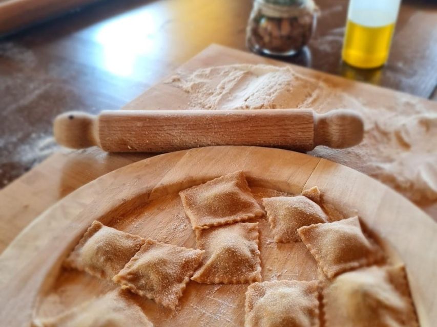 Arezzo: pasta e tiramisù cooking class organic Tuscan farm - A farm lunch with organic wine