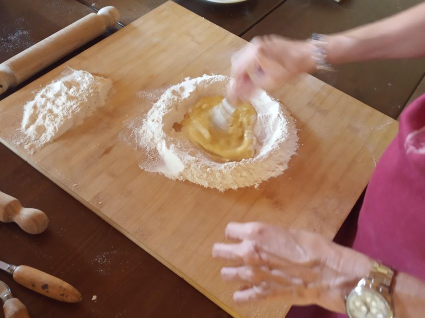 Arezzo: pasta e tiramisù cooking class organic Tuscan farm - Who should book this cooking class?