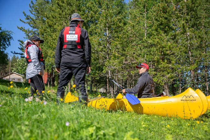 Authentic Reindeer Farm and Canoe Experience from Rovaniemi - Learning to canoe before heading onto the lake