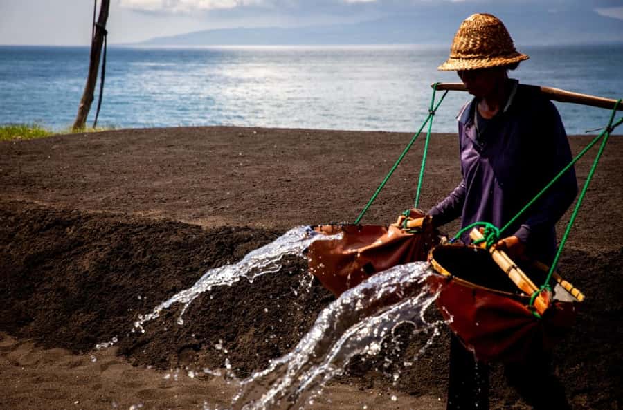 Bali: Traditional Villages, Salt Farm & Tirta Gangga Tour - Kusamba: seeing salt made by hand