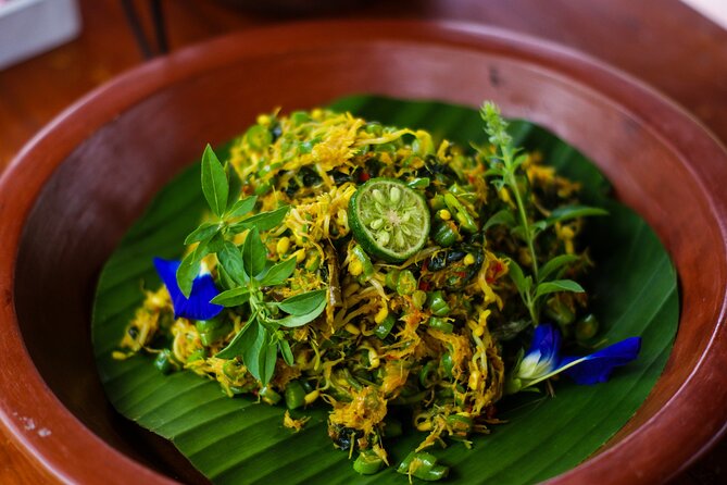 Balinese Vegan Cooking Class with Fresh Harvesting & Garden Tour - A small class with room to take part