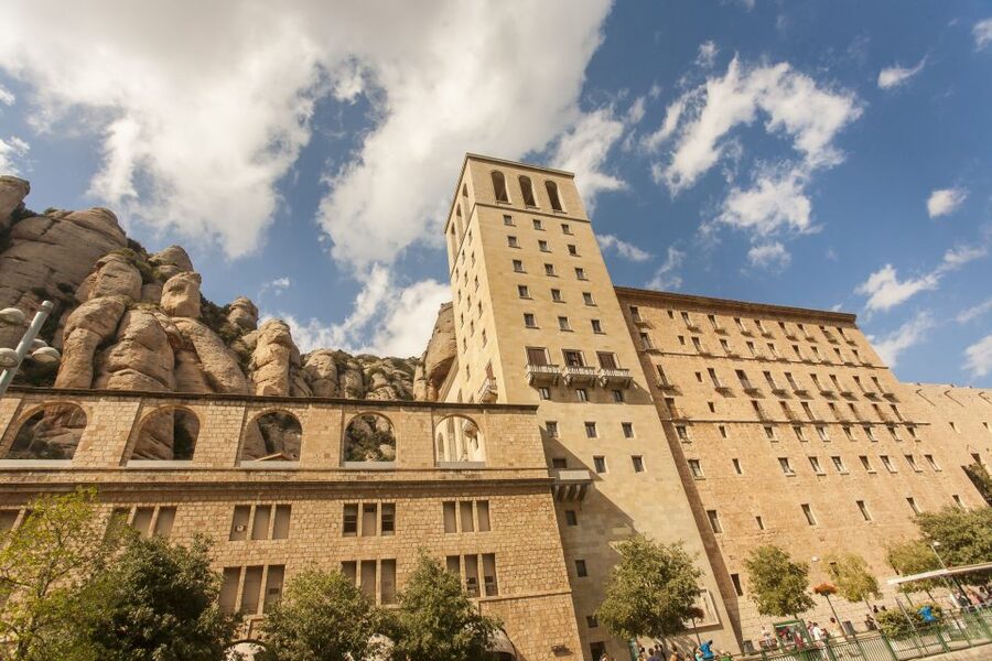 Barcelona: Montserrat with Winery Visit and Farmhouse Lunch - Key points to know before booking