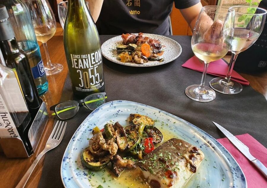 Barcelona: Montserrat with Winery Visit and Farmhouse Lunch - Choosing between a funicular ride and a mountain walk