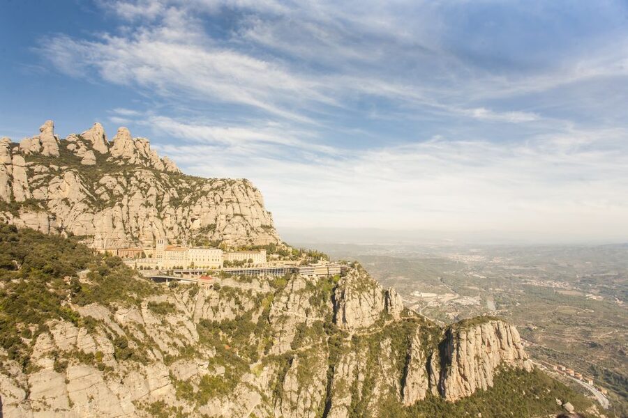 Barcelona: Montserrat with Winery Visit and Farmhouse Lunch - A traditional farmhouse lunch in the Penedès vineyards