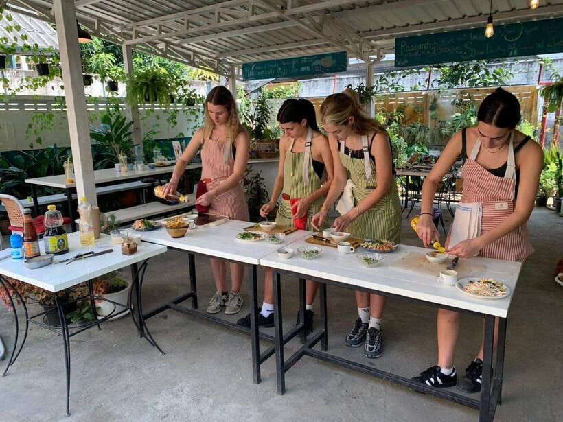 Chiang Mai: Half Day Cooking Class at Organic Farm - Pick the right cooking location