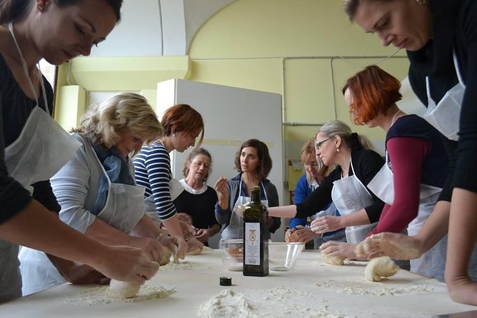 Cooking class at the farm in Tuscany - From kitchen work to a relaxed meal