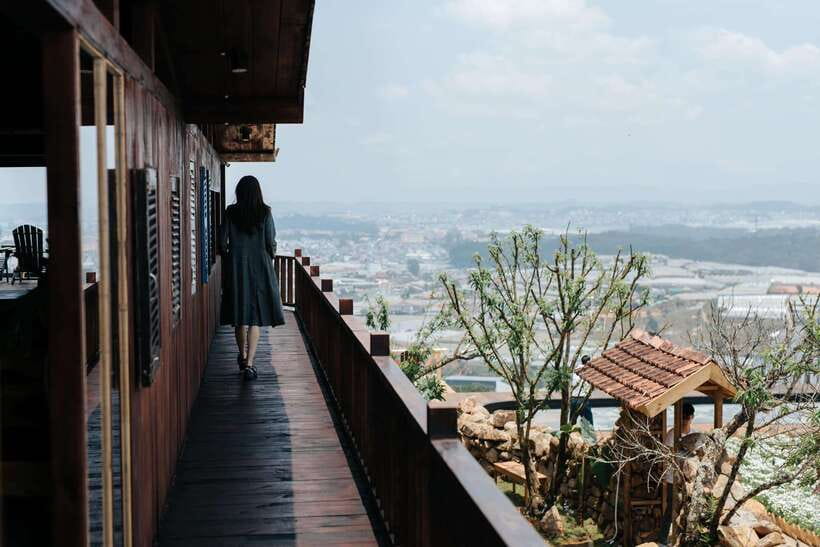 Da Lat: Sunrise Panorama, Green Tea Hill and Strawberry Farm - Breakfast and valley views at Loi Cua Gio