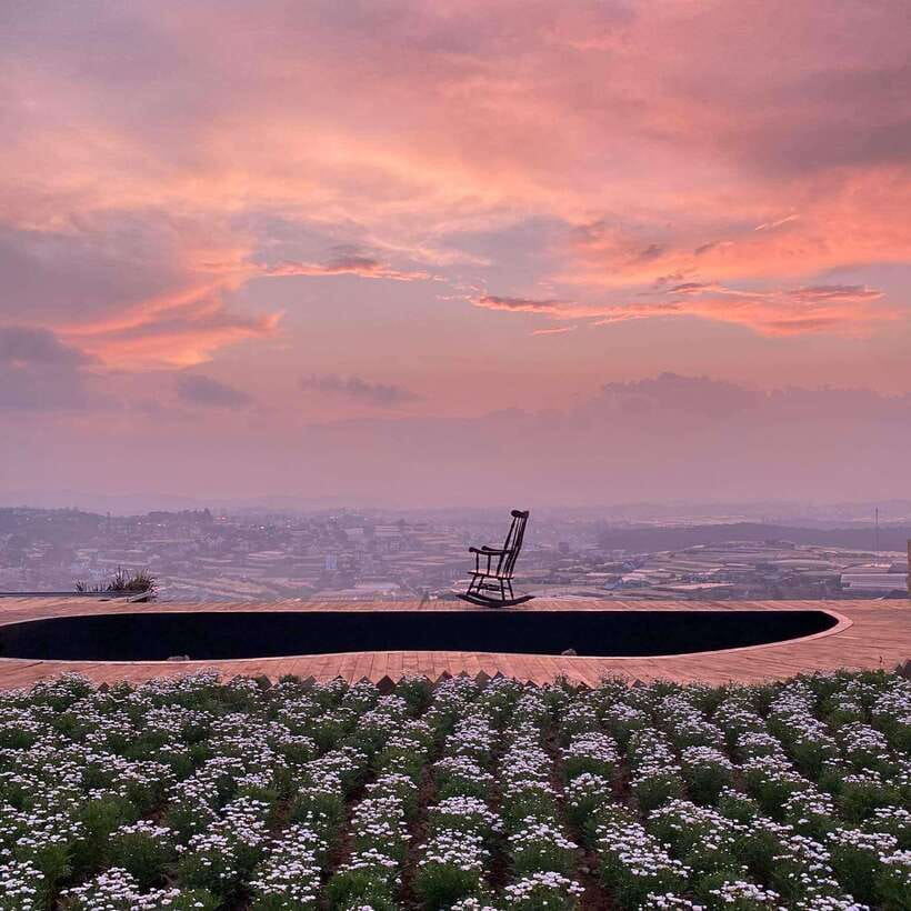 Da Lat: Sunrise Panorama, Green Tea Hill and Strawberry Farm - The fun starts with slides and giant-ball rolling
