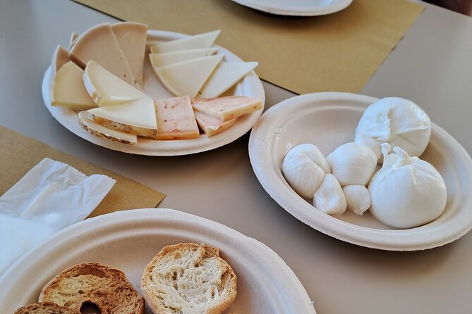 E-bike tour Martina Franca e Locorotondo and visit a dairy - Locorotondo in a focused 30 minutes