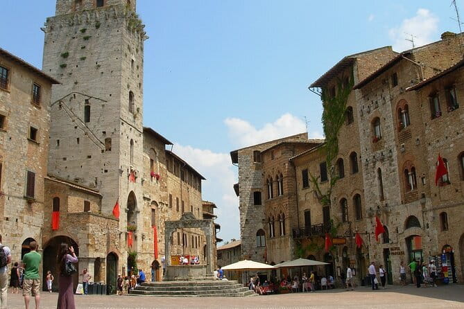 Fiesole : Florentine Hills, Roman Theater & Tuscan Farm Experience - Piazza Mino, the center of ancient Fiesole