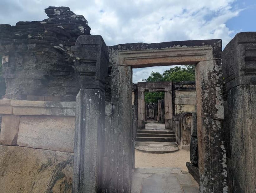 From Sigiriya:Polonnaruwa Day Tour with Farmers lunch - What the lunch includes, and what it does not