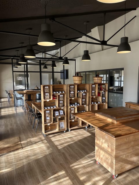 GUIDED TOUR + TASTE IN A MUSHROOM FARM - The workshop and the work behind the food