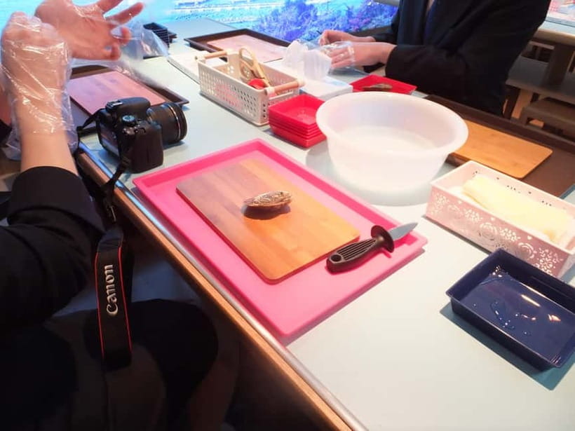 Hands-on Pearl Harvesting Workshop! - Opening an Akoya oyster near Ise-Shima