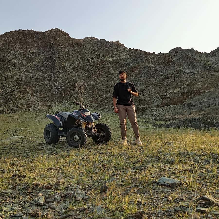 Jeddah Desert Safari: Quad Biking, Camel Farm & Sunset Views - Photo time on the golden sand