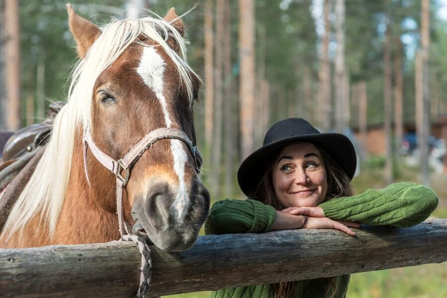 Levi: Horse and Husky Farm Visit with Juice and Cookies - Meeting huskies at Muoniontie 955