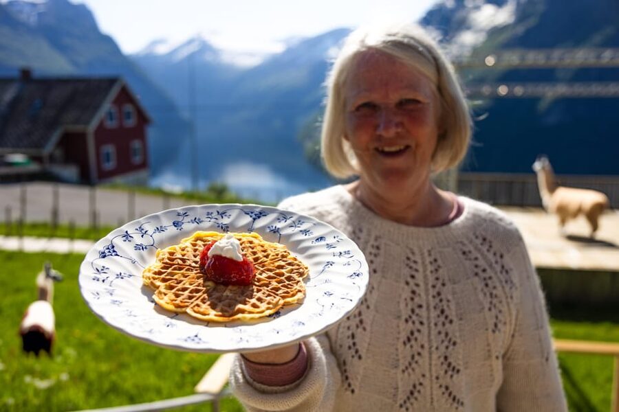 Ljøen, Hellesylt: Ljøen Farm Tour - Value, booking, and practical tradeoffs