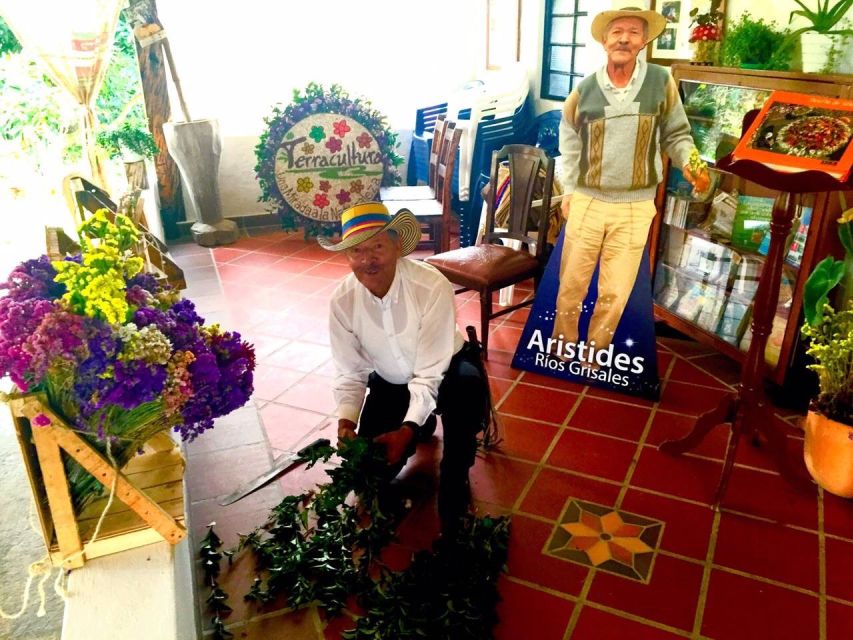 Medellín: Flower Farm & Silletero History Tour - A short stop in Santa Elena