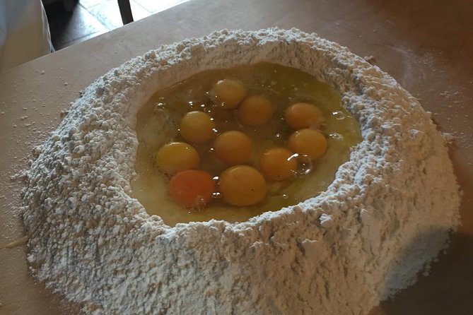 Organic cooking class with a sommelier in an Olive and wine farm - Turning dough into several kinds of pasta