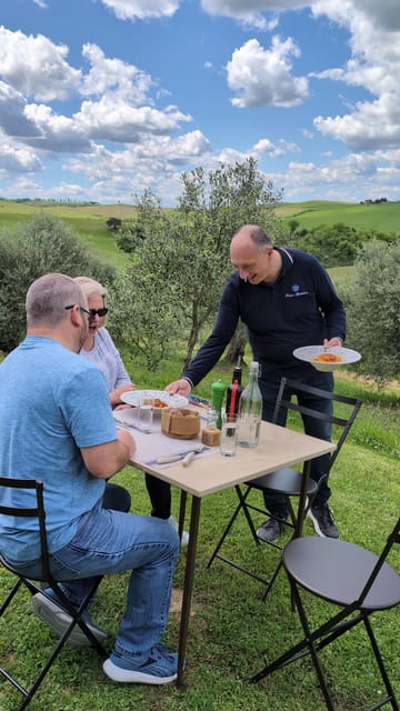 Pienza: Sheep and Chickens Tour w/Gourmet Lunch at Farmhouse - Arriving at Podere Spedalone above the Val d’Orcia