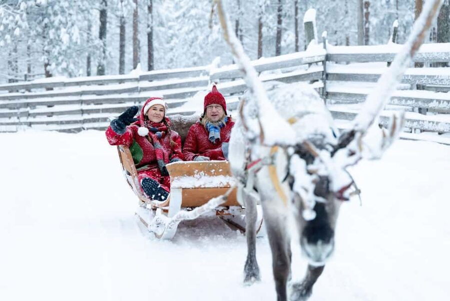 Rovaniemi: Visit to Santa's reindeer farm with reindeer ride - From Santa Claus Safaris to the reindeer farm