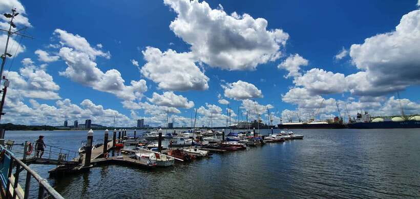Singapore: Guided Boat Tour and Kelong Fish Farm Visit - Seeing Pulau Ubin from the sea