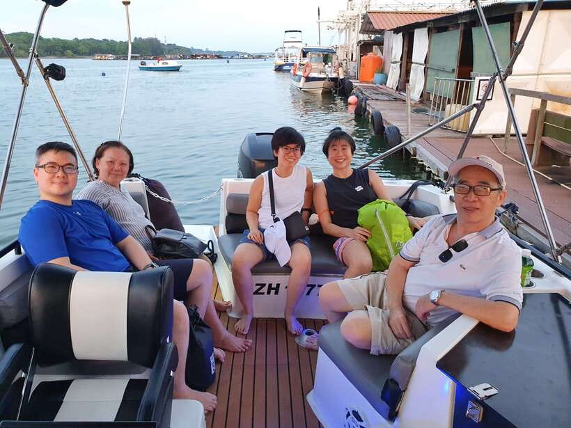 Singapore: Guided Boat Tour and Kelong Fish Farm Visit - Life at a kelong fish farm