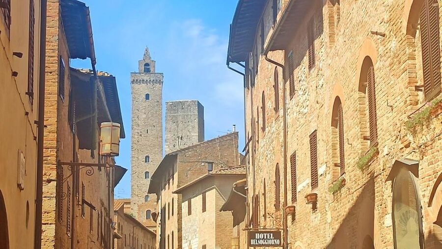 Visit Siena and San Gimignano with lunch at a family farm - A 20-minute Chianti photo stop